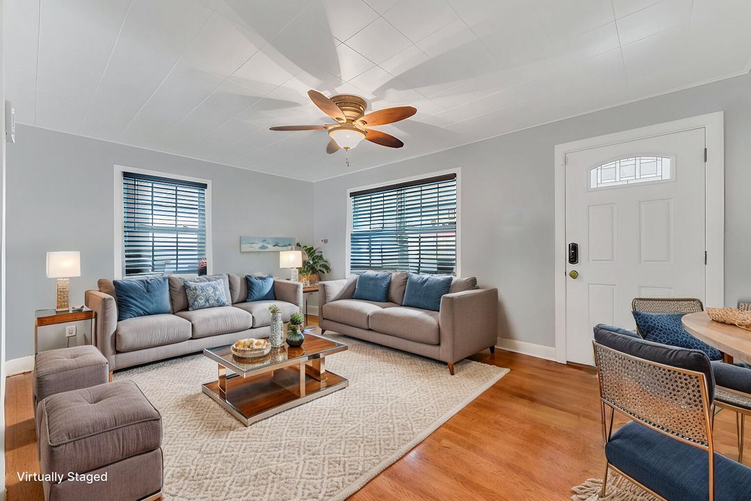 For Rent: $2,700 (2 beds, 1 baths, 744 Square Feet)