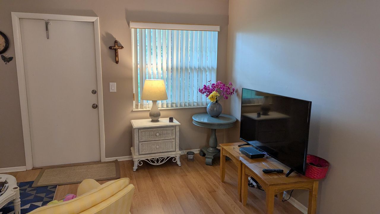 For Sale: $104,900 (1 beds, 1 baths, 630 Square Feet)