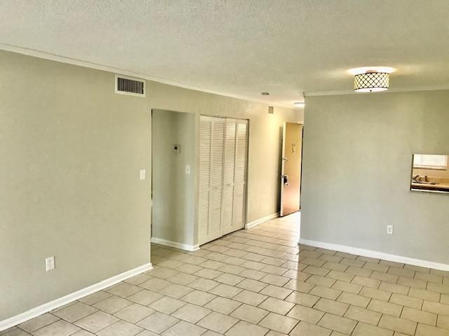 For Rent: $1,800 (2 beds, 1 baths, 702 Square Feet)