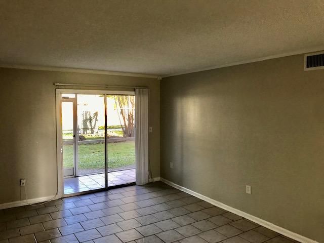 For Rent: $1,800 (2 beds, 1 baths, 702 Square Feet)