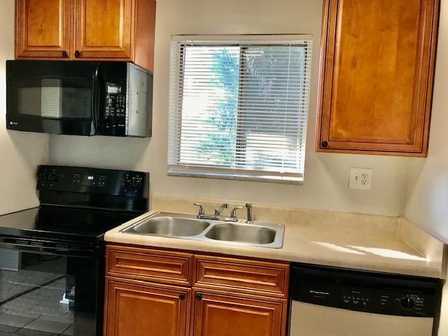 For Rent: $1,800 (2 beds, 1 baths, 702 Square Feet)