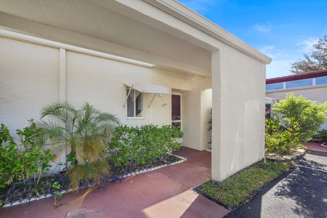 For Sale: $145,000 (1 beds, 1 baths, 940 Square Feet)