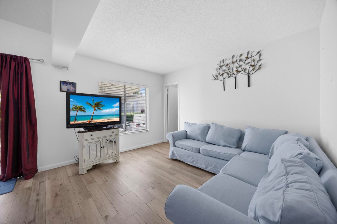 For Sale: $145,000 (1 beds, 1 baths, 940 Square Feet)