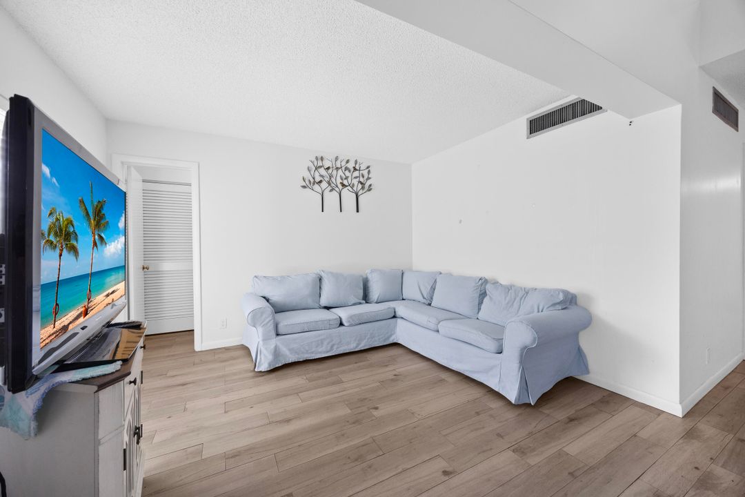 For Sale: $145,000 (1 beds, 1 baths, 940 Square Feet)