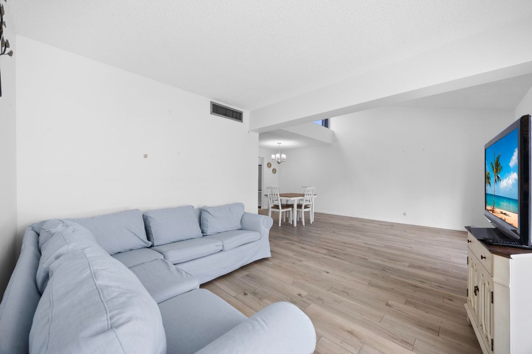 For Sale: $145,000 (1 beds, 1 baths, 940 Square Feet)