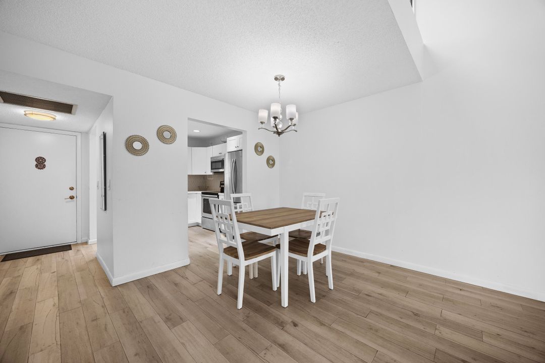 For Sale: $145,000 (1 beds, 1 baths, 940 Square Feet)