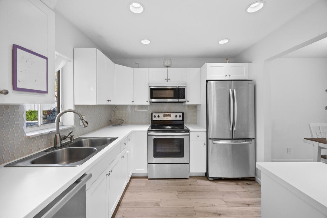 For Sale: $145,000 (1 beds, 1 baths, 940 Square Feet)