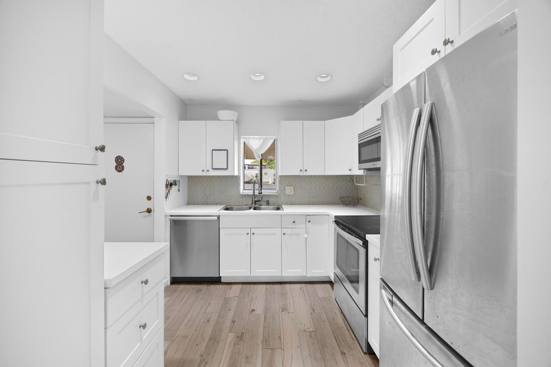 For Sale: $145,000 (1 beds, 1 baths, 940 Square Feet)