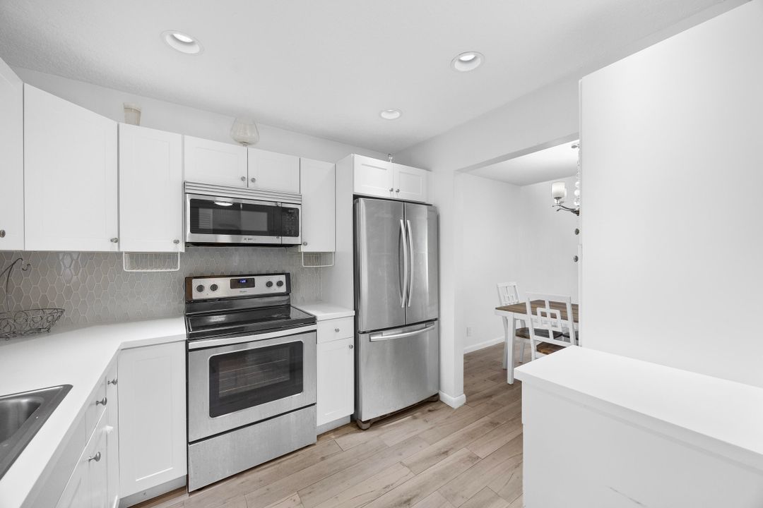 For Sale: $145,000 (1 beds, 1 baths, 940 Square Feet)