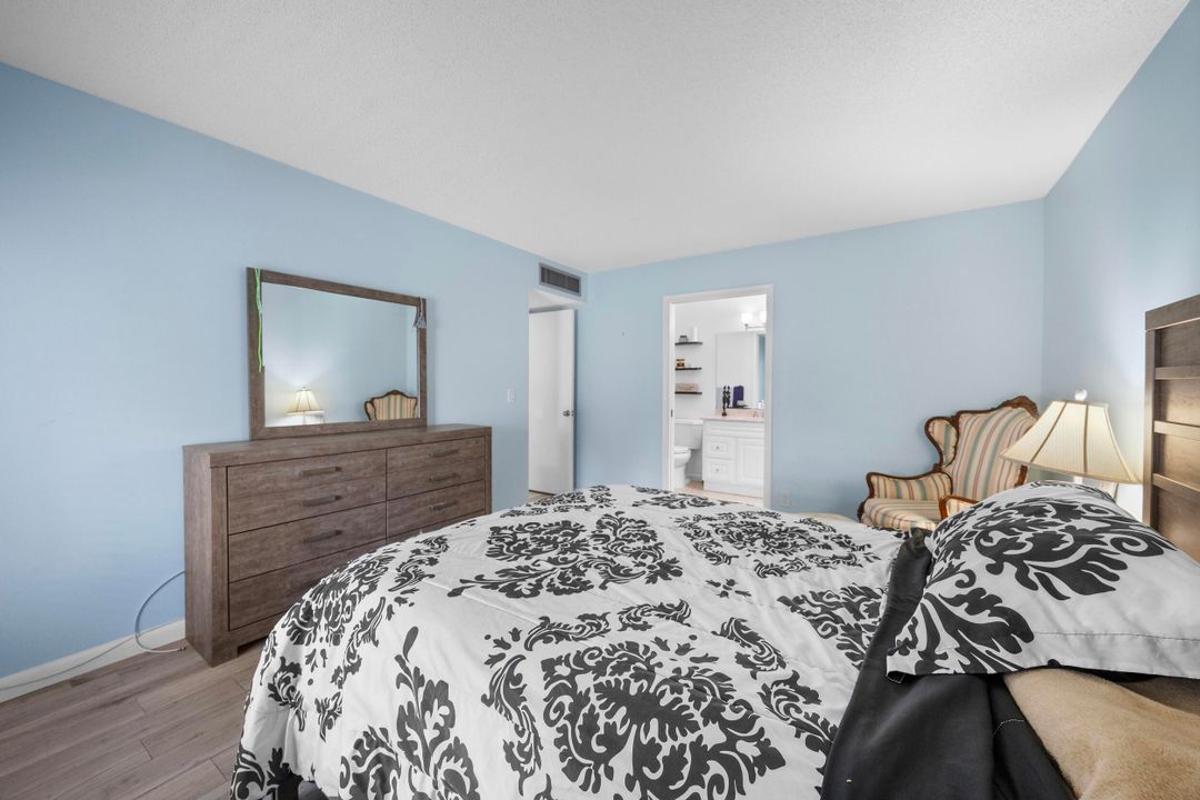 For Sale: $145,000 (1 beds, 1 baths, 940 Square Feet)