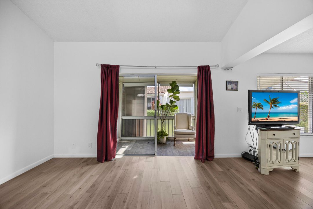 For Sale: $145,000 (1 beds, 1 baths, 940 Square Feet)