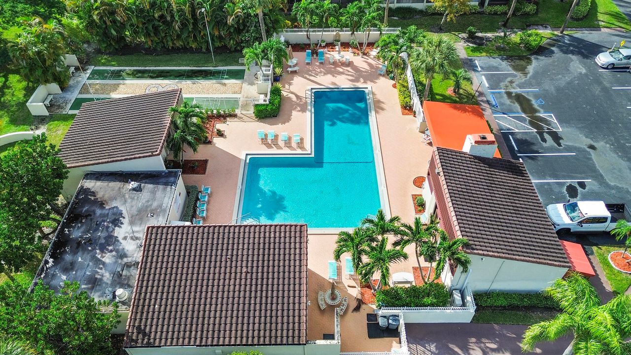 For Sale: $145,000 (1 beds, 1 baths, 940 Square Feet)