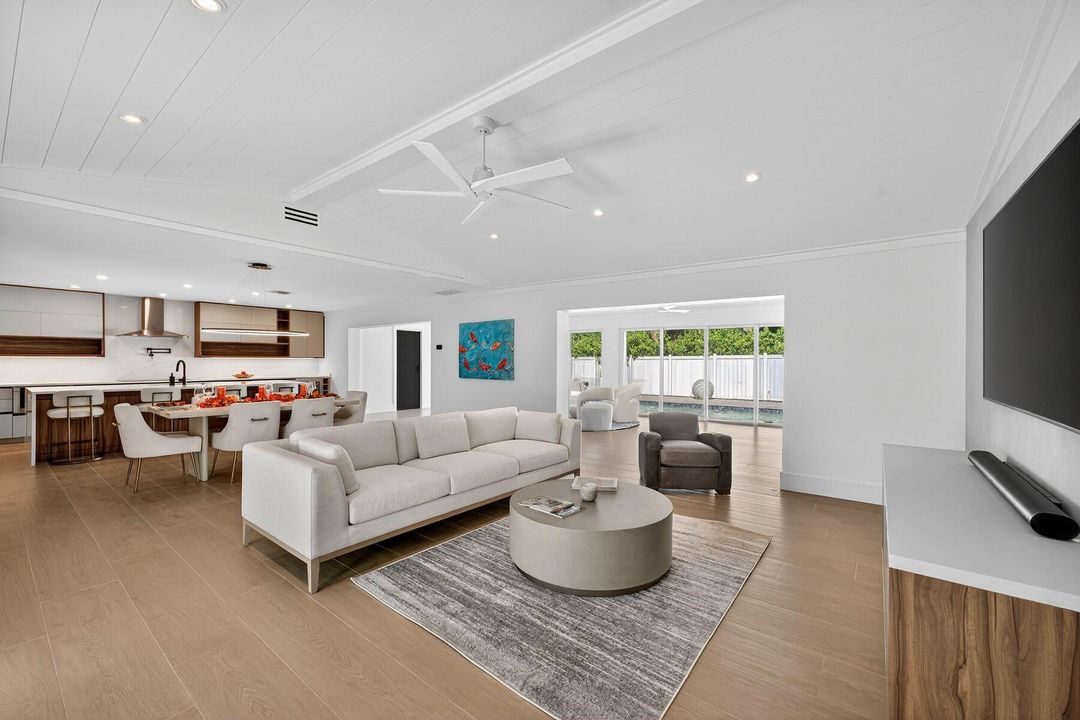 En Venta: $1,895,000 (4 camas, 2 baños, 2778 Pies cuadrados)