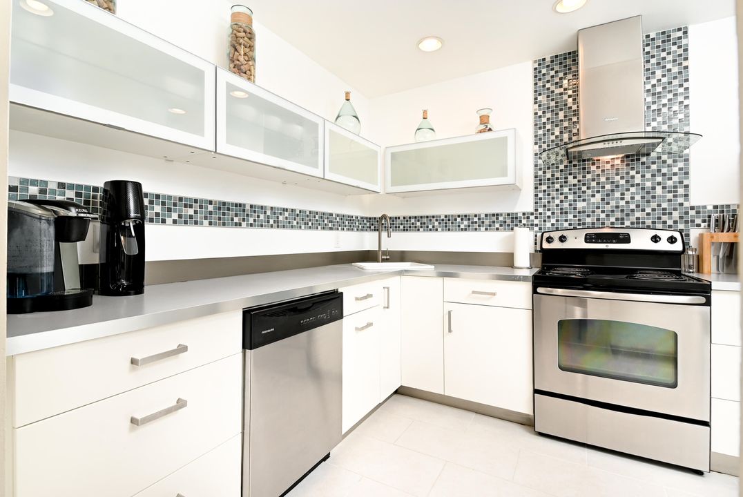 For Sale: $229,900 (2 beds, 2 baths, 1216 Square Feet)