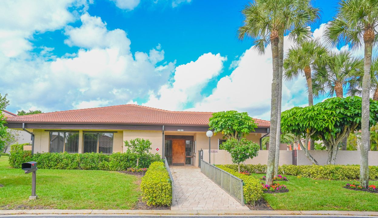 For Sale: $229,900 (2 beds, 2 baths, 1216 Square Feet)