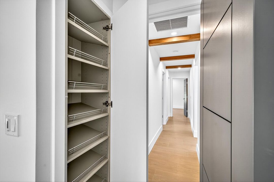 En Venta: $1,895,000 (4 camas, 2 baños, 2778 Pies cuadrados)