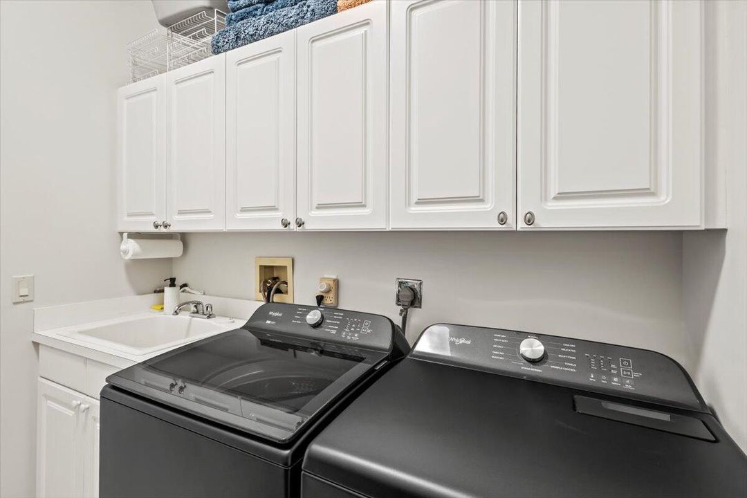 На продажу: $569,000 (2 спален, 2 ванн, 1940 Квадратных фут)