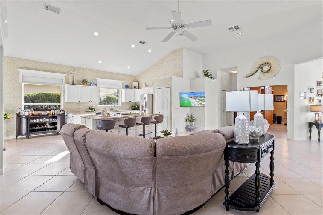 На продажу: $569,000 (2 спален, 2 ванн, 1940 Квадратных фут)