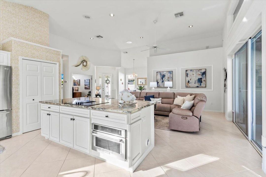 На продажу: $569,000 (2 спален, 2 ванн, 1940 Квадратных фут)