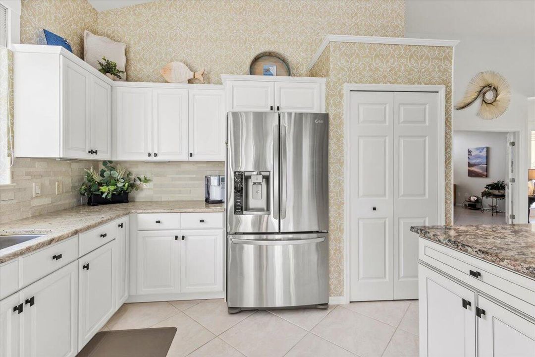 На продажу: $569,000 (2 спален, 2 ванн, 1940 Квадратных фут)