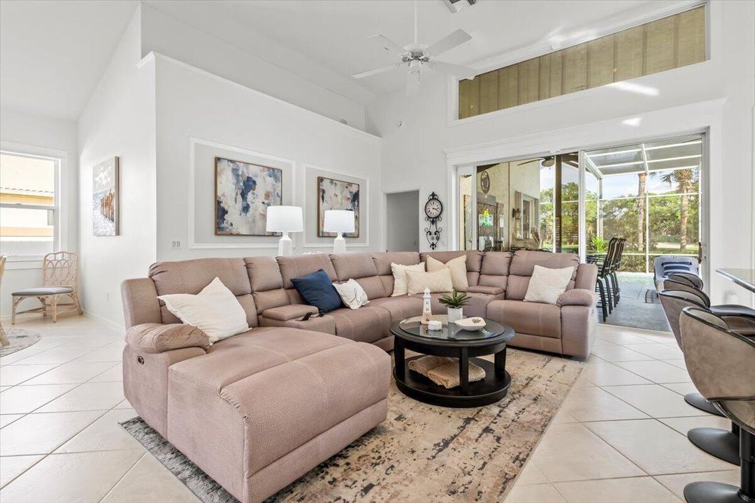 На продажу: $569,000 (2 спален, 2 ванн, 1940 Квадратных фут)