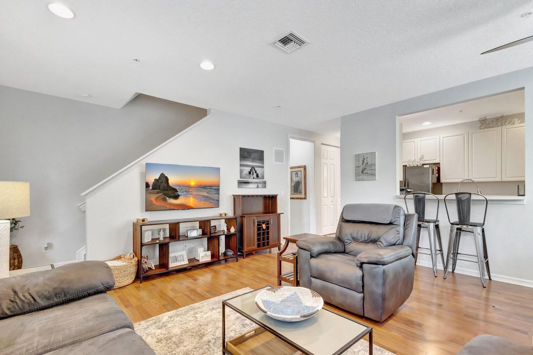 出租: $3,500 (3 贝兹, 2 浴室, 2163 平方英尺)