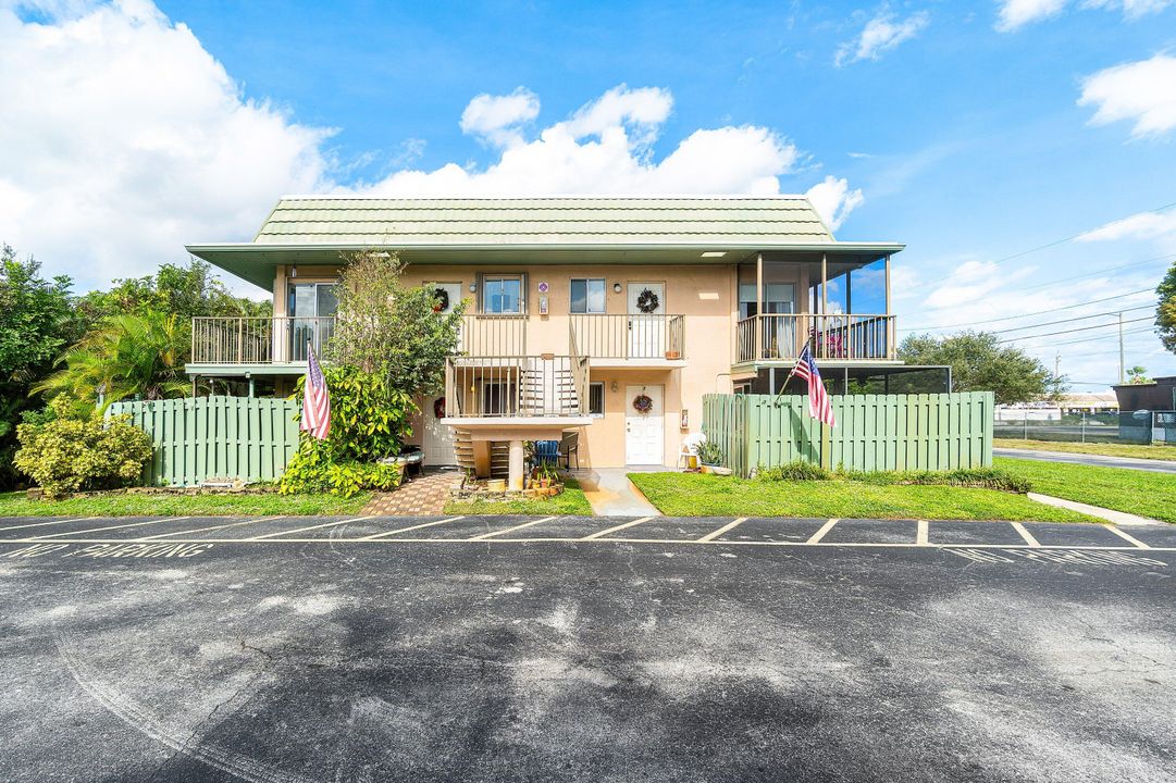 For Sale: $163,000 (2 beds, 1 baths, 880 Square Feet)