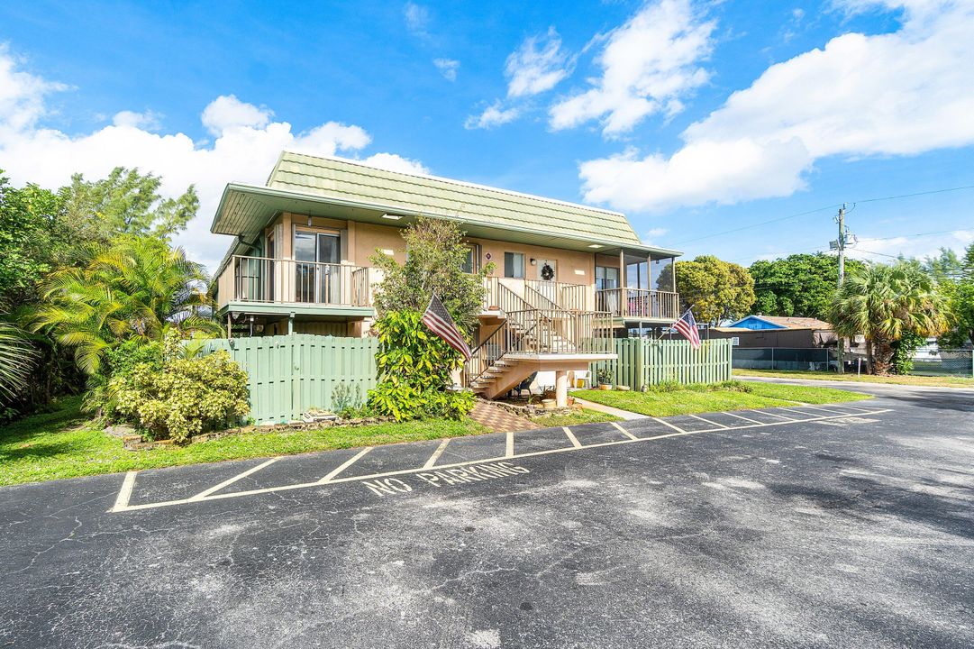 For Sale: $163,000 (2 beds, 1 baths, 880 Square Feet)