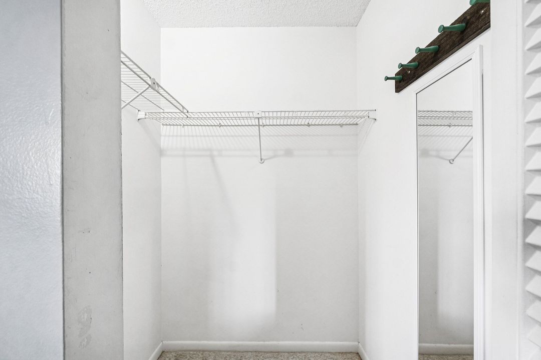 For Sale: $163,000 (2 beds, 1 baths, 880 Square Feet)