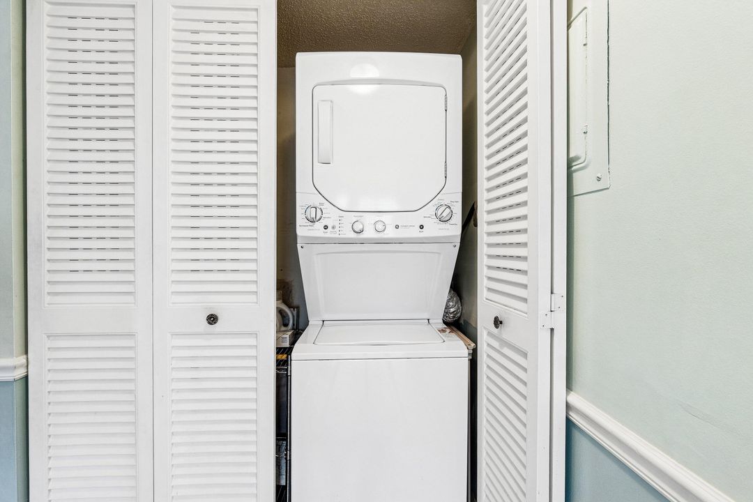 For Sale: $163,000 (2 beds, 1 baths, 880 Square Feet)