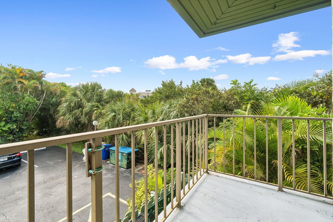 For Sale: $163,000 (2 beds, 1 baths, 880 Square Feet)