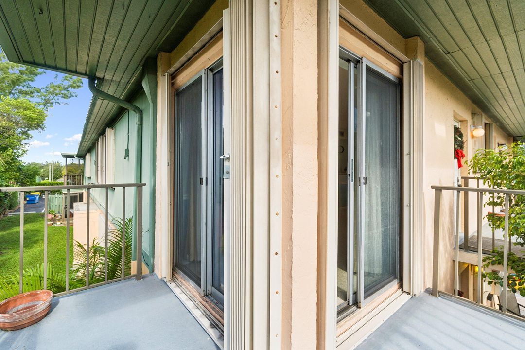 For Sale: $163,000 (2 beds, 1 baths, 880 Square Feet)