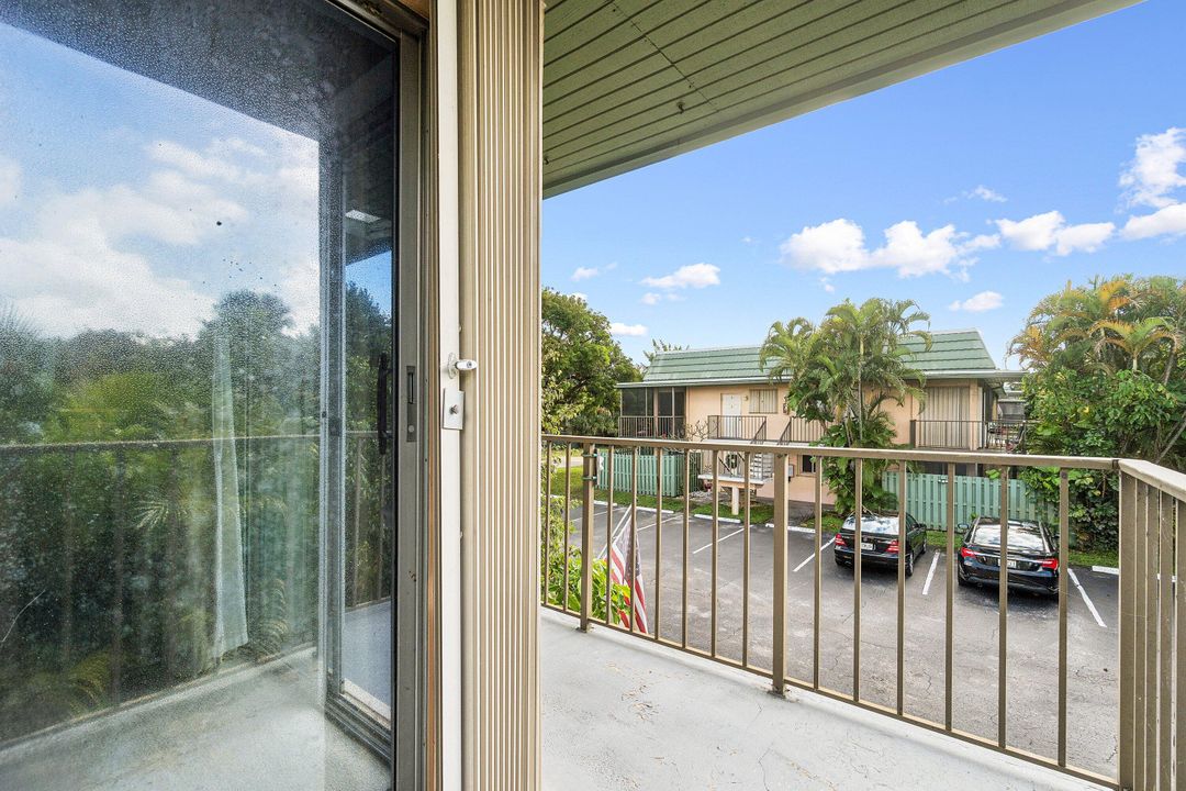 For Sale: $163,000 (2 beds, 1 baths, 880 Square Feet)