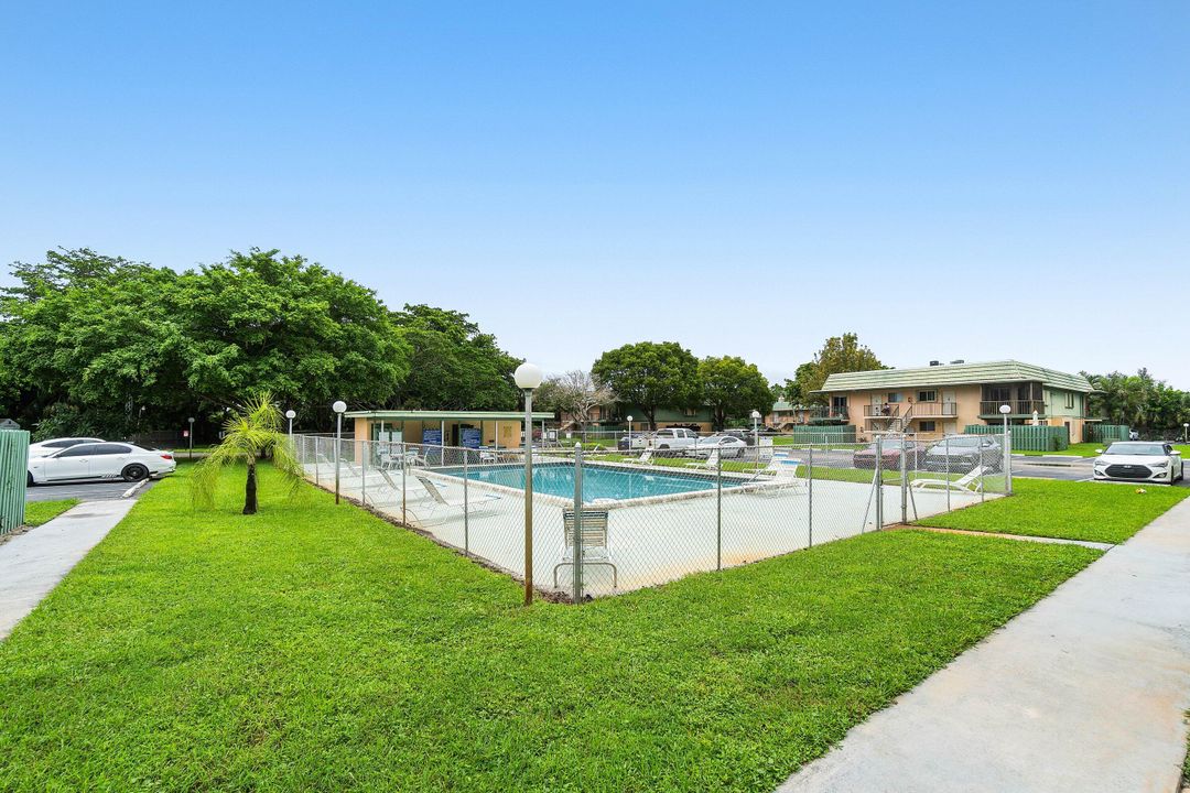 For Sale: $163,000 (2 beds, 1 baths, 880 Square Feet)