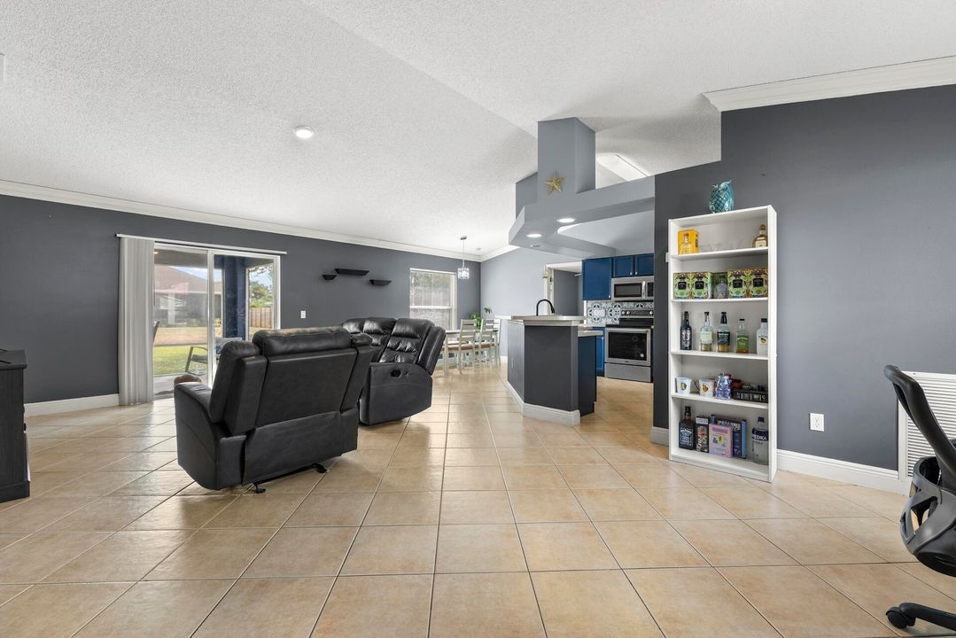 For Sale: $385,000 (3 beds, 2 baths, 1422 Square Feet)