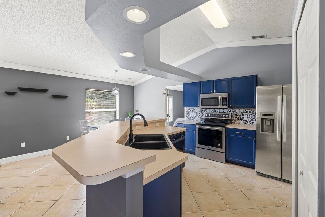 For Sale: $385,000 (3 beds, 2 baths, 1422 Square Feet)