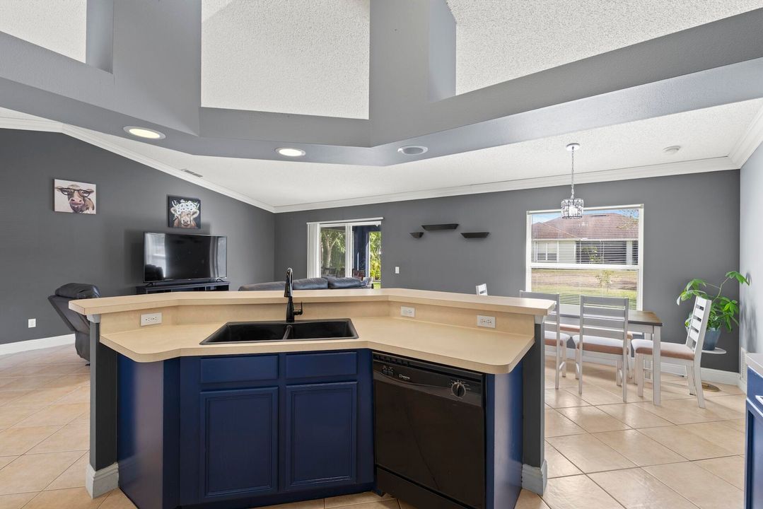 For Sale: $385,000 (3 beds, 2 baths, 1422 Square Feet)