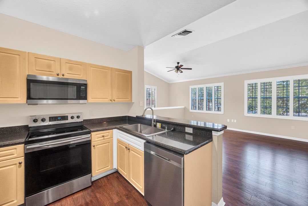 For Rent: $1,900 (2 beds, 2 baths, 1087 Square Feet)