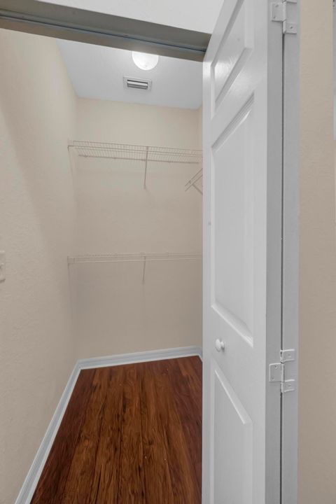 For Rent: $1,900 (2 beds, 2 baths, 1087 Square Feet)