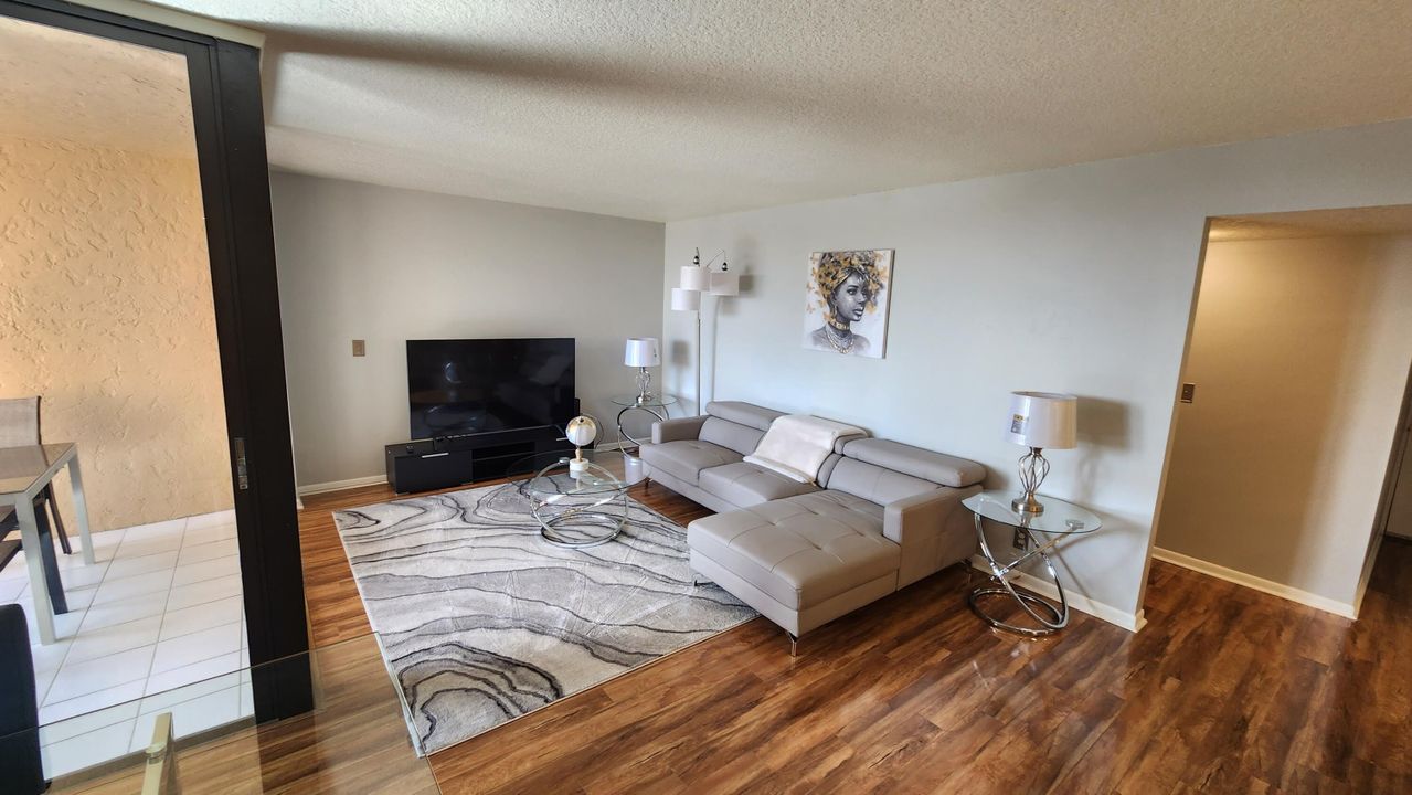 For Rent: $5,200 (2 beds, 2 baths, 1175 Square Feet)