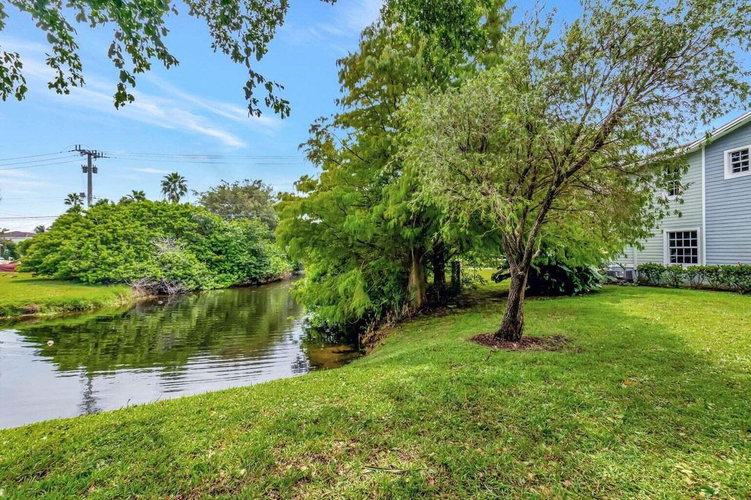 For Sale: $209,900 (1 beds, 1 baths, 696 Square Feet)