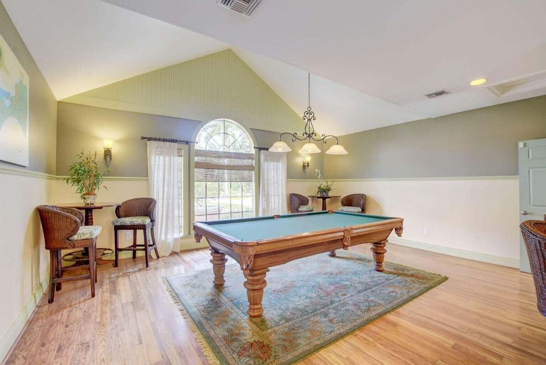 For Sale: $209,900 (1 beds, 1 baths, 696 Square Feet)