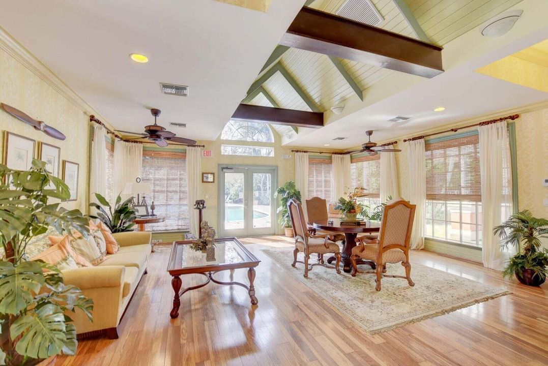 For Sale: $209,900 (1 beds, 1 baths, 696 Square Feet)