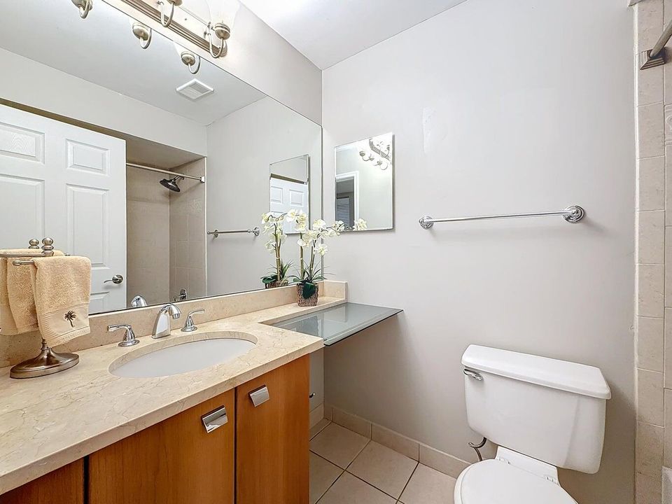 For Sale: $209,900 (1 beds, 1 baths, 696 Square Feet)