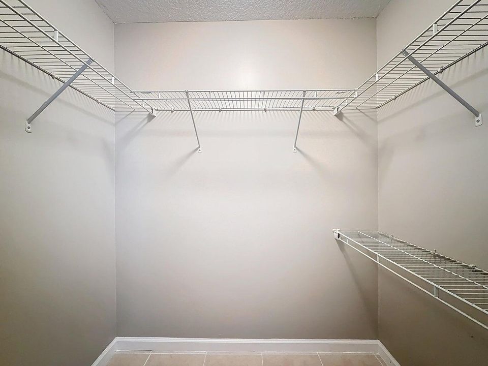 For Sale: $209,900 (1 beds, 1 baths, 696 Square Feet)