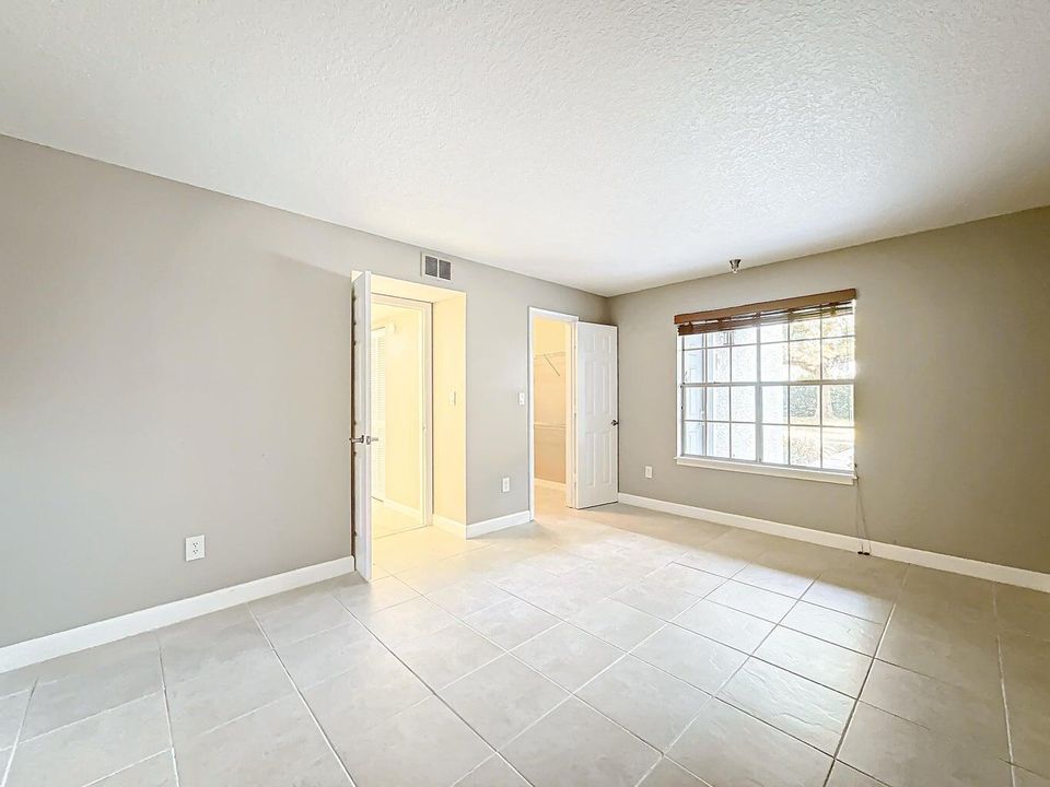 For Sale: $209,900 (1 beds, 1 baths, 696 Square Feet)