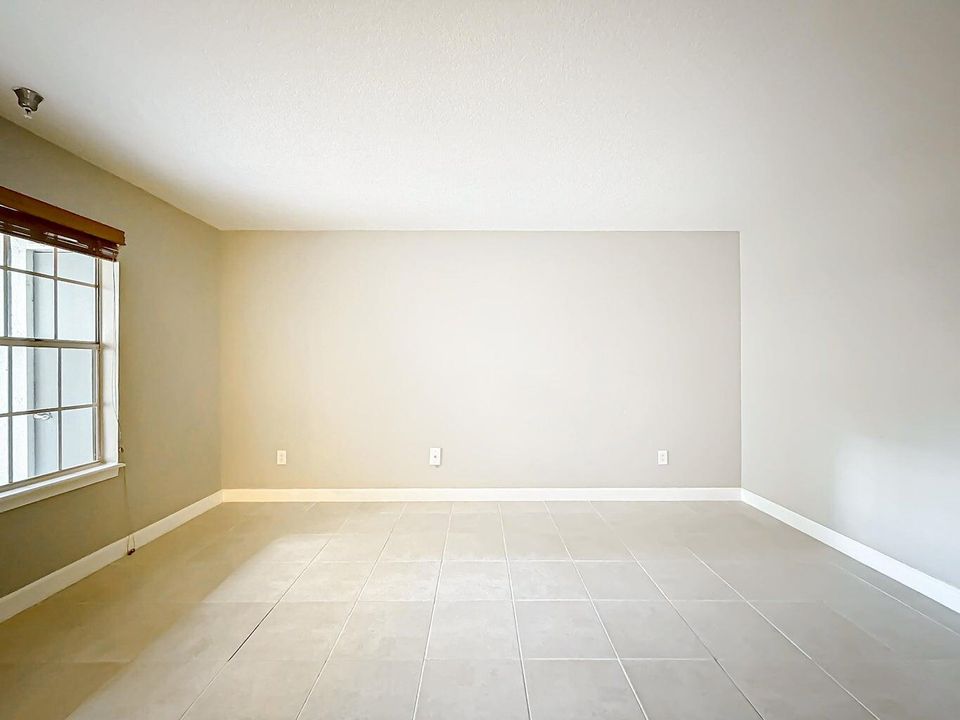 For Sale: $209,900 (1 beds, 1 baths, 696 Square Feet)