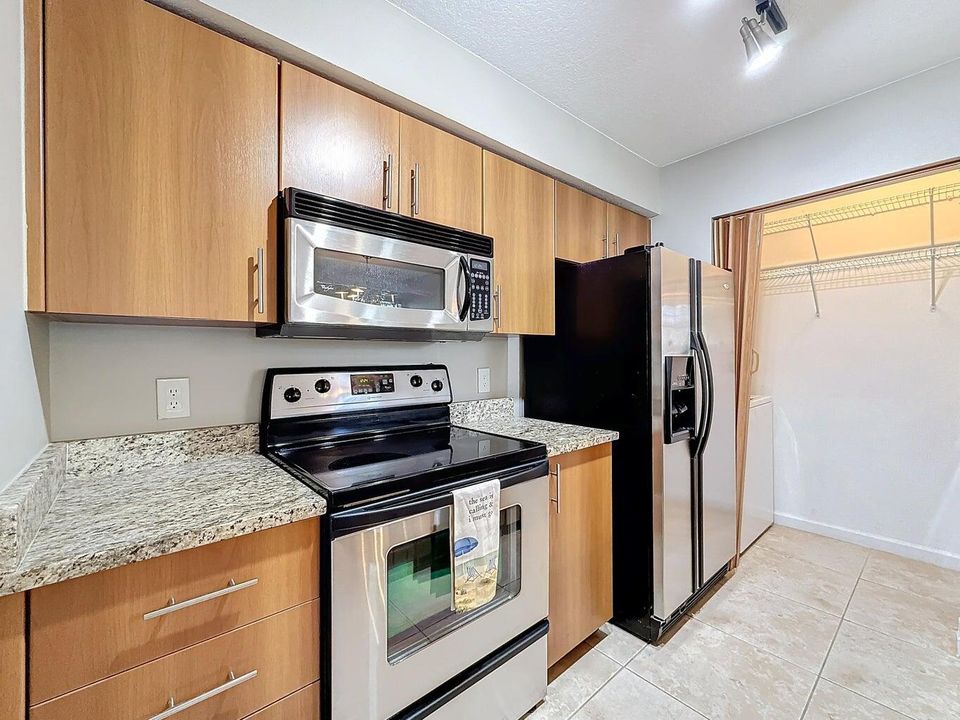 For Sale: $209,900 (1 beds, 1 baths, 696 Square Feet)