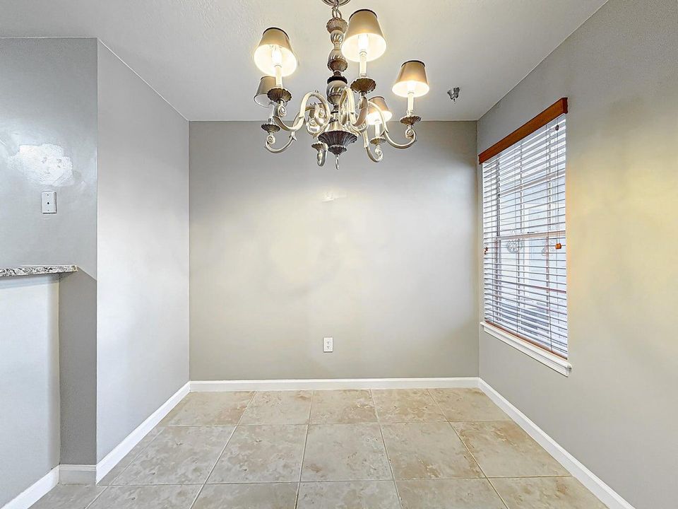 For Sale: $209,900 (1 beds, 1 baths, 696 Square Feet)