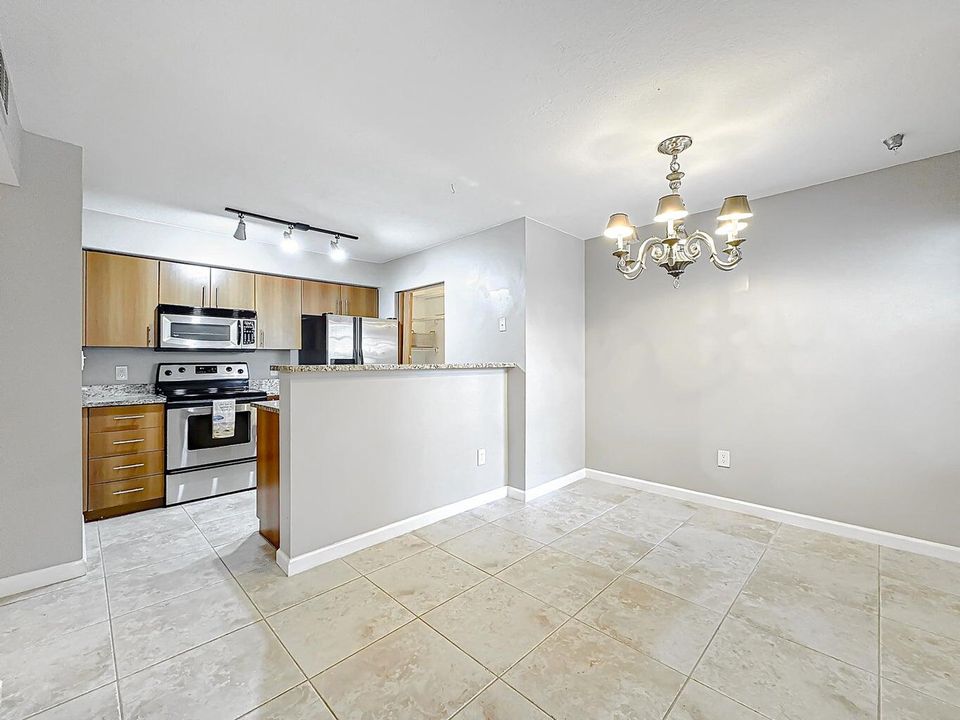 For Sale: $209,900 (1 beds, 1 baths, 696 Square Feet)